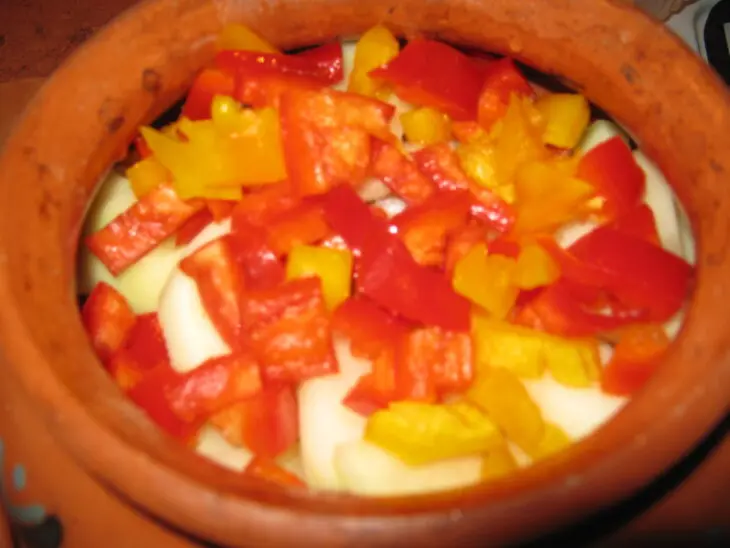 Картошка с грибами и мясом в горшочках: шаг 17