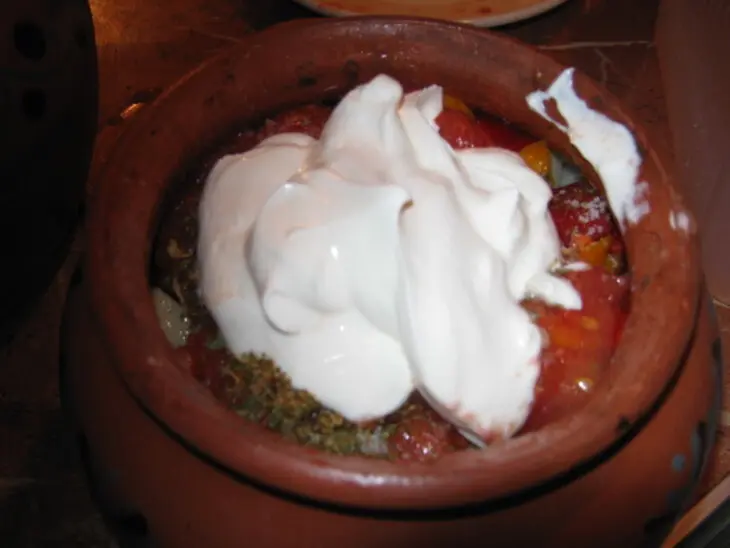 Картошка с грибами и мясом в горшочках: шаг 20