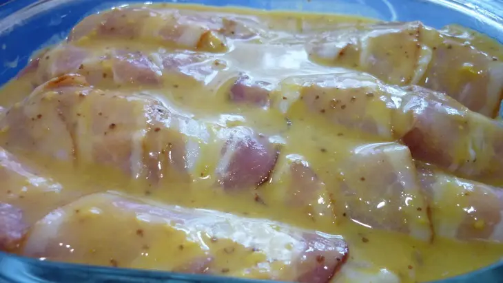 Куриные грудки в беконе,запеченые под пикантным соусом: шаг 3