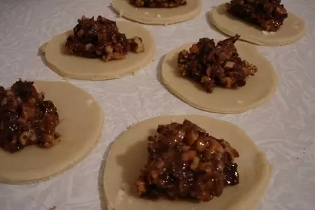 Равиоли с шоколадом, абрикосовым конфитюром и грецкими орехами.: шаг 5