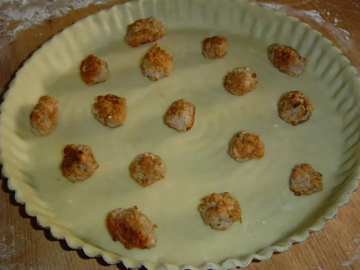 Киш с помидорами черри и мясными шариками: шаг 4