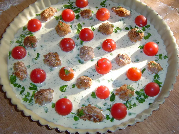 Киш с помидорами черри и мясными шариками: шаг 7