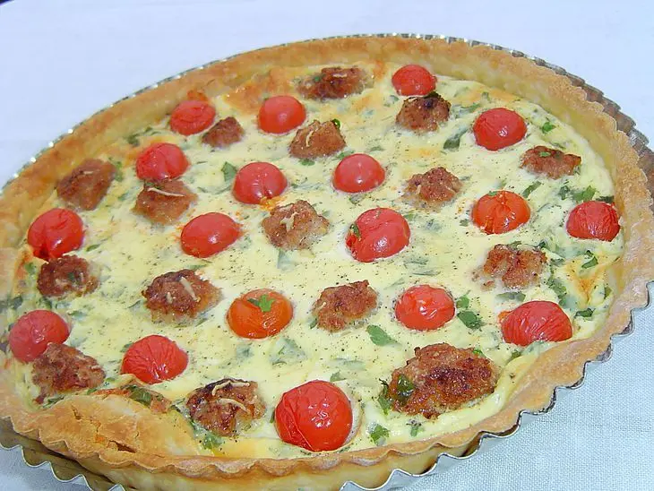 Киш с помидорами черри и мясными шариками: шаг 8