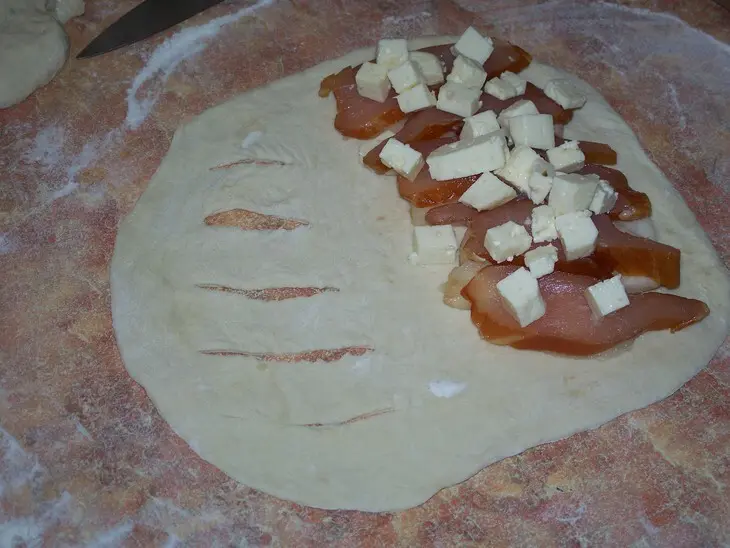 Фокачча c грушей,копченостями и брынзой: шаг 7