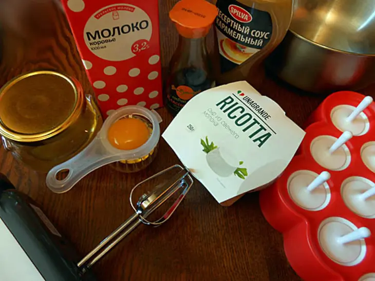 Мороженое молочное с рикоттой, арбузным вареньем и соевым соусом и эскимо из него: шаг 1