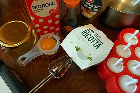 Мороженое молочное с рикоттой, арбузным вареньем и соевым соусом и эскимо из него: шаг 1