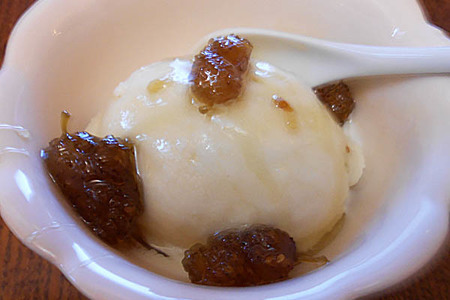 Мороженое молочное с рикоттой, арбузным вареньем и соевым соусом и эскимо из него: шаг 4