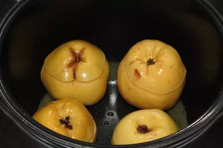 Айва, фаршированная орехами с мёдом запечённая в мультиварке (тест - драйв): шаг 7