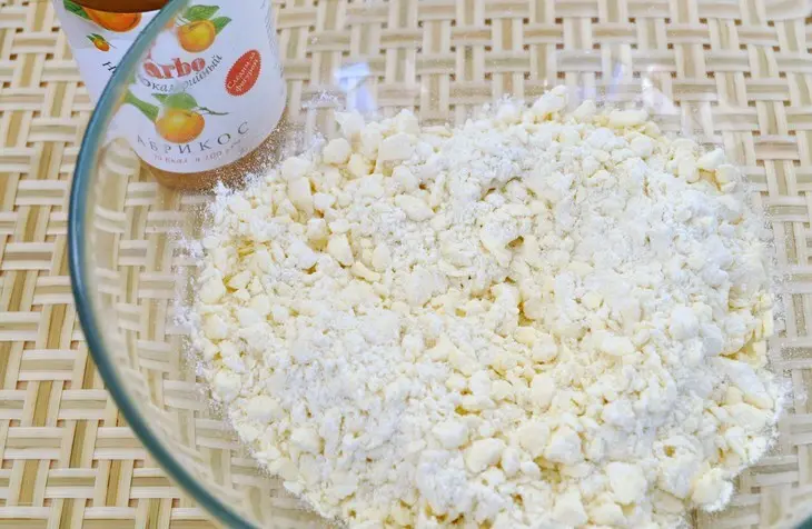 Легкий шоколадный пирог с фруктовой начинкой и конфитюром darbo.: шаг 2