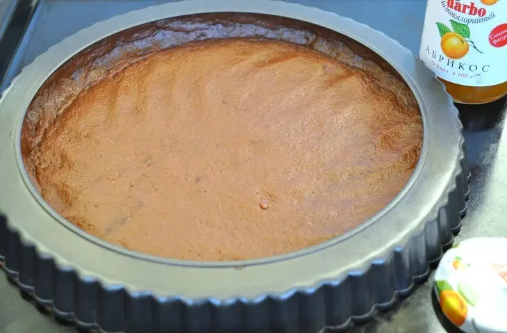 Легкий шоколадный пирог с фруктовой начинкой и конфитюром darbo.: шаг 7