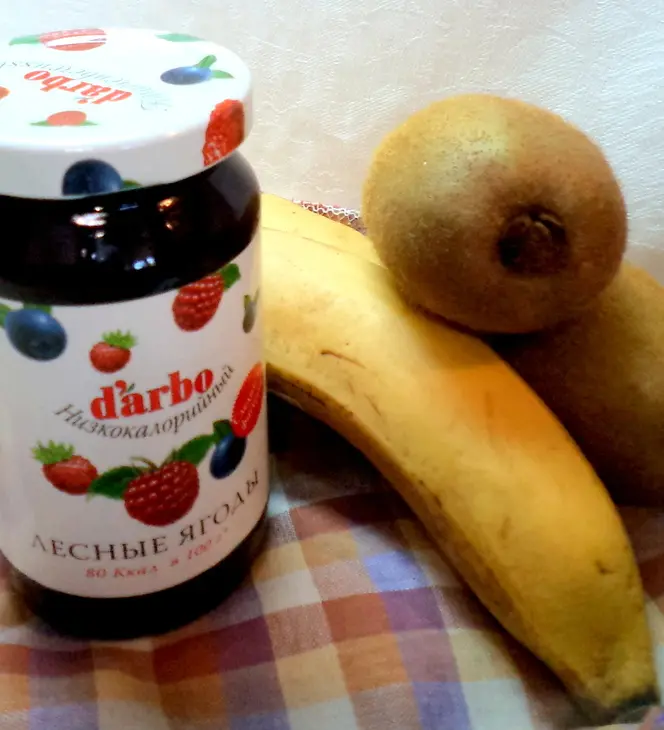 Легкий десерт с фруктами, ягодами, сливками и конфитюром  darbo!: шаг 1