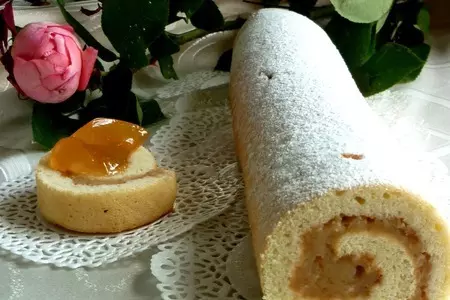 Бисквитный рулет с яблочной начинкой: шаг 6