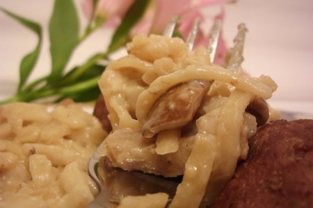 Гарнир из домашней лапши с белыми грибами в сливочном соусе. тест-драйв.: шаг 8