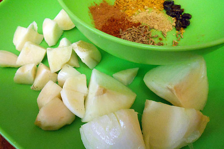 Индюшачьи сердечки с фасолью и осенними овощами (свежими и маринованными) в тажине: шаг 4