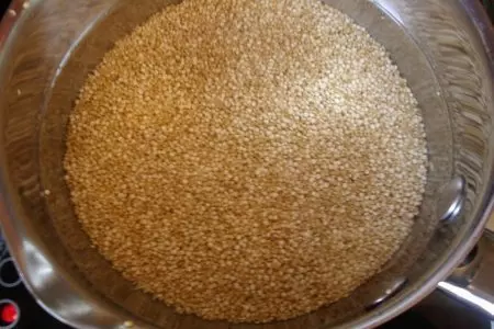 Каша из киноа с орехами, медом и сливками: шаг 2