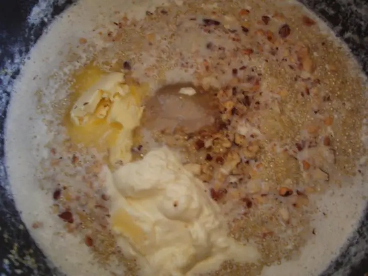 Каша из киноа с орехами, медом и сливками: шаг 3