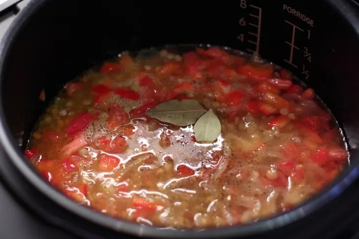 Чечевица с луком, паприкой и помидорами: шаг 7
