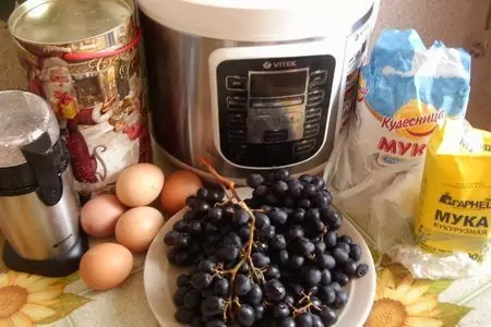 Пирог бисквитный ореховый с виноградом и белым шоколадом: шаг 1