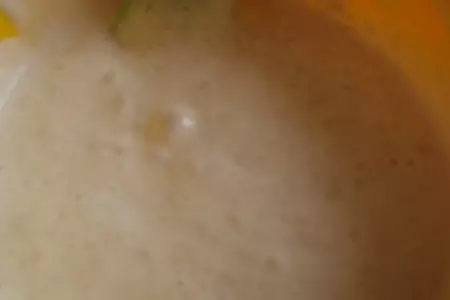 Пирог бисквитный ореховый с виноградом и белым шоколадом: шаг 3