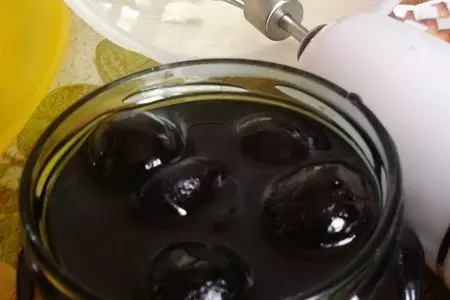 Пирог бисквитный ореховый с виноградом и белым шоколадом: шаг 7