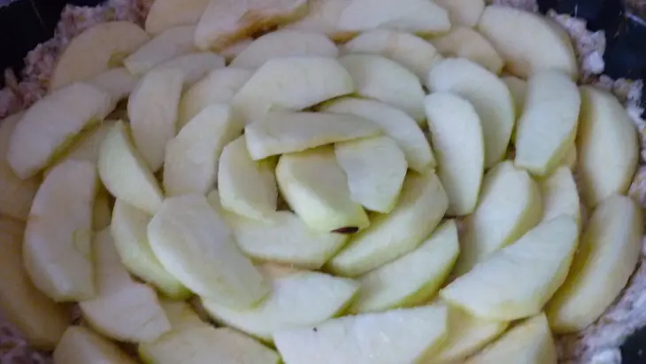 Деревенский пирог с яблоками и клюквой: шаг 2
