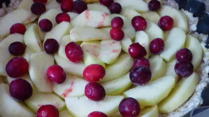 Деревенский пирог с яблоками и клюквой: шаг 3