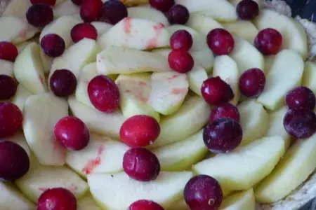 Деревенский пирог с яблоками и клюквой: шаг 3