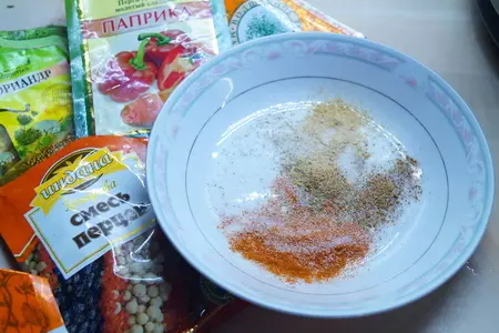 Сочная куриная грудка с пикантной корочкой и хрустящий салат с куриной грудкой и орешками: шаг 2