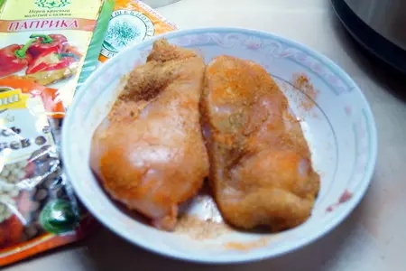 Сочная куриная грудка с пикантной корочкой и хрустящий салат с куриной грудкой и орешками: шаг 3