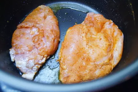 Сочная куриная грудка с пикантной корочкой и хрустящий салат с куриной грудкой и орешками: шаг 5
