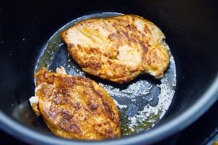 Сочная куриная грудка с пикантной корочкой и хрустящий салат с куриной грудкой и орешками: шаг 6
