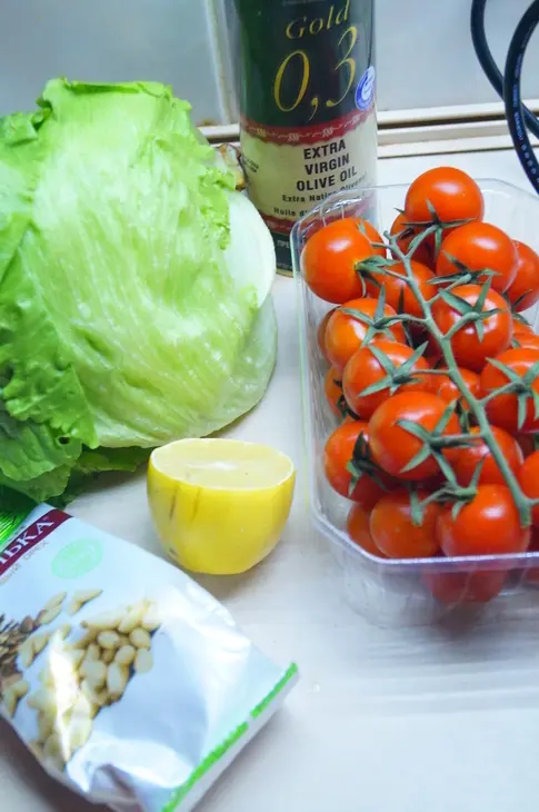 Сочная куриная грудка с пикантной корочкой и хрустящий салат с куриной грудкой и орешками: шаг 7