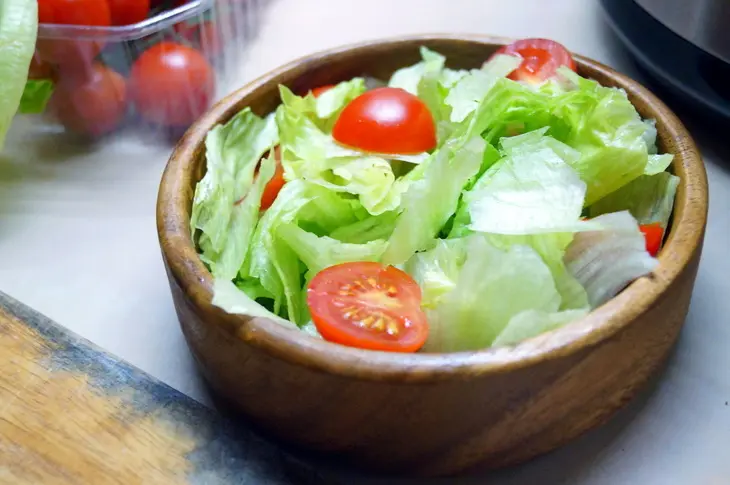 Сочная куриная грудка с пикантной корочкой и хрустящий салат с куриной грудкой и орешками: шаг 8
