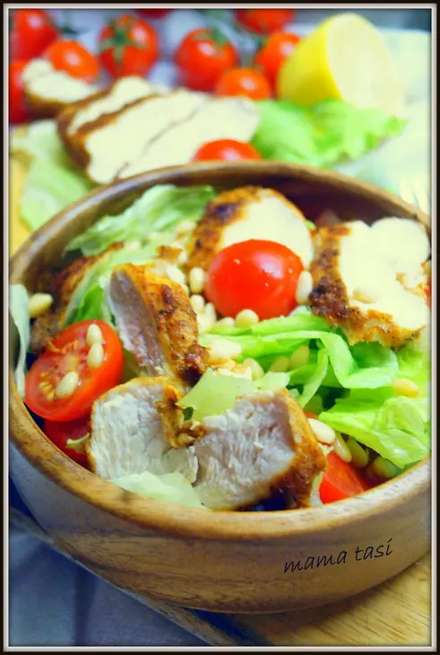 Сочная куриная грудка с пикантной корочкой и хрустящий салат с куриной грудкой и орешками: шаг 9