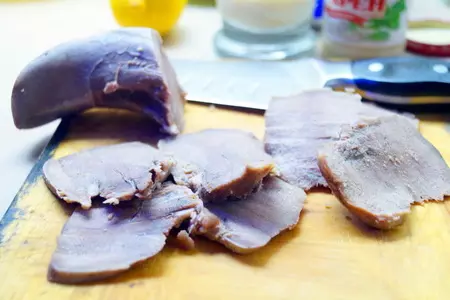 Телячий язык с пикантным соусом из хрена: шаг 6