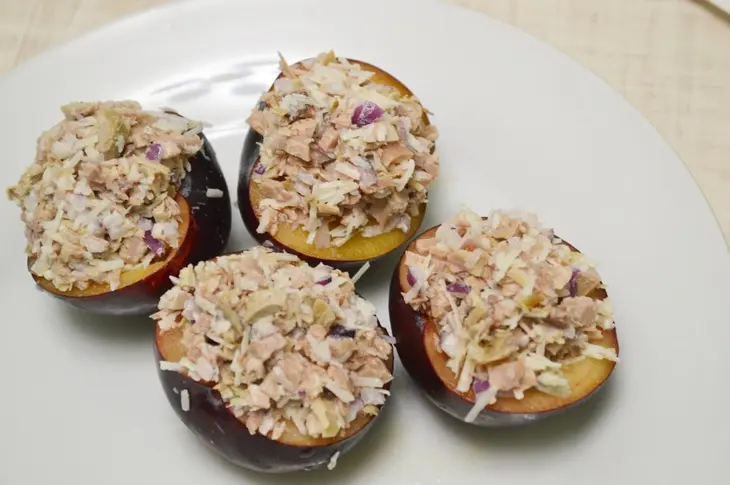 Слива фаршированная утиной грудкой.: шаг 2