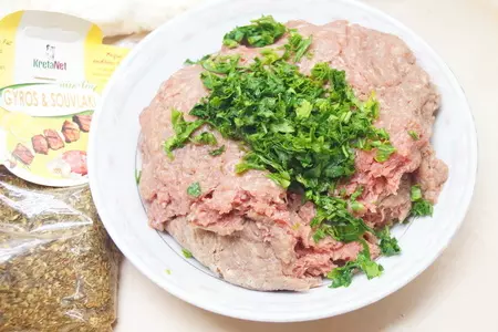 Шефталия (котлеты в жировой сетке) с гарниром из карамелизованного лука // кухня кипра: шаг 2