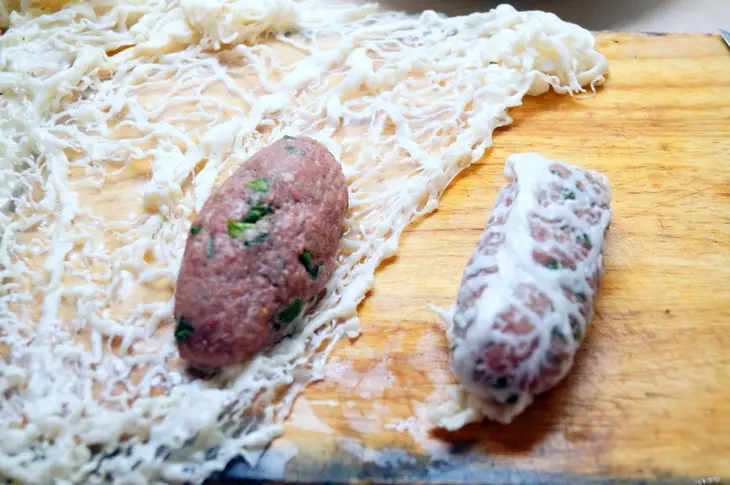 Шефталия (котлеты в жировой сетке) с гарниром из карамелизованного лука // кухня кипра: шаг 3