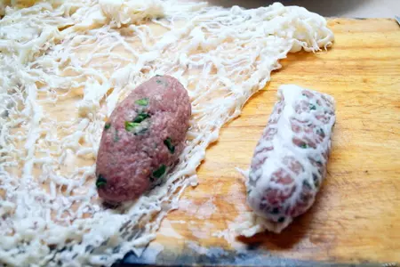 Шефталия (котлеты в жировой сетке) с гарниром из карамелизованного лука // кухня кипра: шаг 3