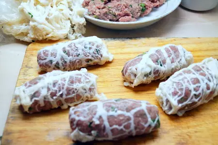 Шефталия (котлеты в жировой сетке) с гарниром из карамелизованного лука // кухня кипра: шаг 4
