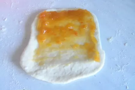 Булочки подковки с джемом: шаг 4