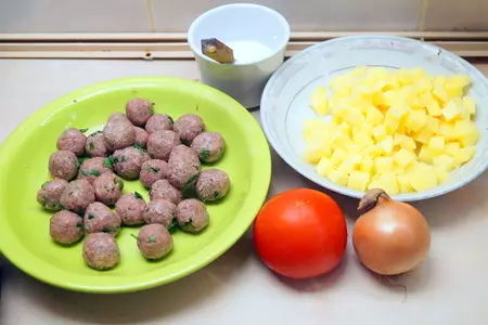 Мясные шарики тушёные с картофелем и помидорами. тест-драйв.: шаг 1