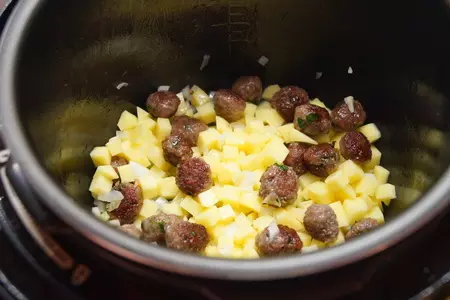 Мясные шарики тушёные с картофелем и помидорами. тест-драйв.: шаг 3