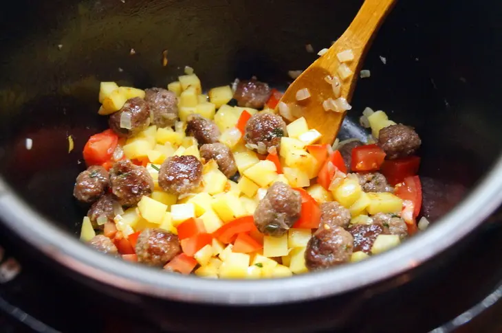 Мясные шарики тушёные с картофелем и помидорами. тест-драйв.: шаг 4
