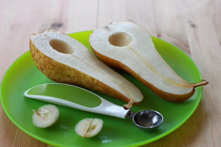 Теплые груши с медом, корицей и ягодным конфитюром: шаг 1