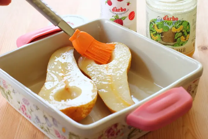 Теплые груши с медом, корицей и ягодным конфитюром: шаг 2