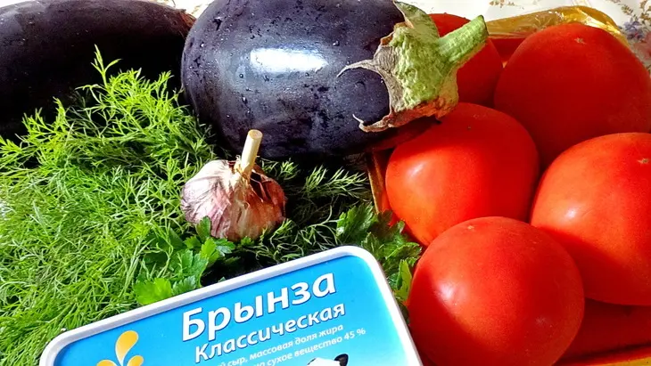 Рулеты из баклажан с брынзой, зеленью, чесноком и помидорами или  "языки из синеньких" по-одесски: шаг 1