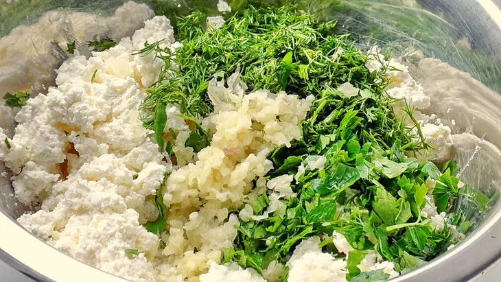 Рулеты из баклажан с брынзой, зеленью, чесноком и помидорами или  "языки из синеньких" по-одесски: шаг 4