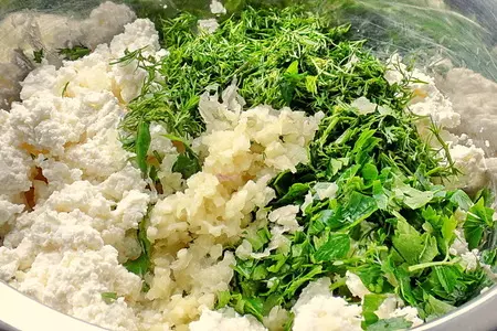 Рулеты из баклажан с брынзой, зеленью, чесноком и помидорами или  "языки из синеньких" по-одесски: шаг 4