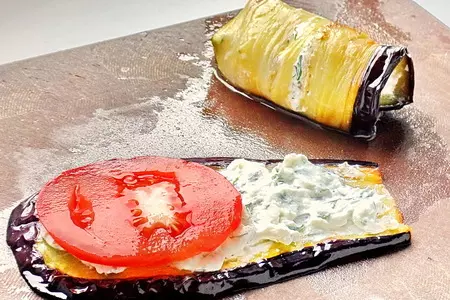 Рулеты из баклажан с брынзой, зеленью, чесноком и помидорами или  "языки из синеньких" по-одесски: шаг 5